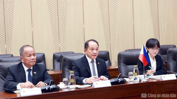 Cố vấn Eduardo S.L. Oban Jr. phát biểu tại hội đàm.