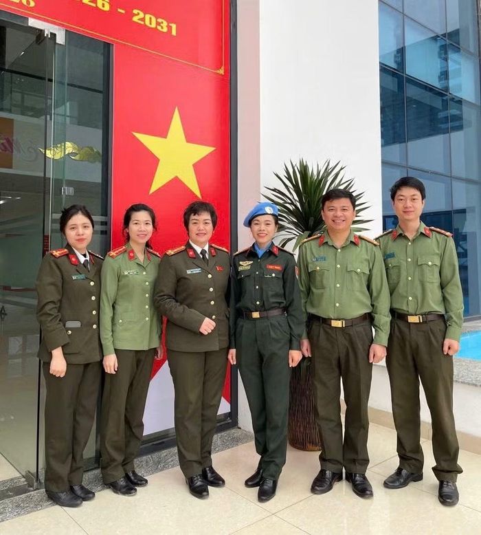 Chị Hoàng Thị Tuyết Nhung và các CBCS Phòng Tổ chức cán bộ Công an tỉnh Lạng Sơn tiễn nữ cán bộ đầu tiên của Công an tỉnh Lạng Sơn được cử tham gia lực lượng gìn giữ hòa bình Liên hợp quốc.