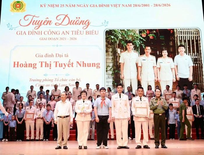 Thứ trưởng Lê Quốc Hùng trao Giấy chứng nhận và biểu trưng tuyên dương “Gia đình Công an tiêu biểu” toàn quốc giai đoạn 2021-2026 cho gia đình Đại tá Hoàng Thị Tuyết Nhung.