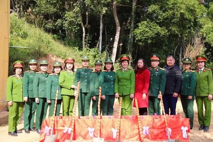 Chị Hoàng Thị Tuyết Nhung cùng đại diện các đơn vị và chính quyền địa phương tham dự Lễ khởi công xây dựng phòng học cho các cháu học sinh xã biên giới khó khăn (xã Đào Viên, huyện Tràng Định cũ).