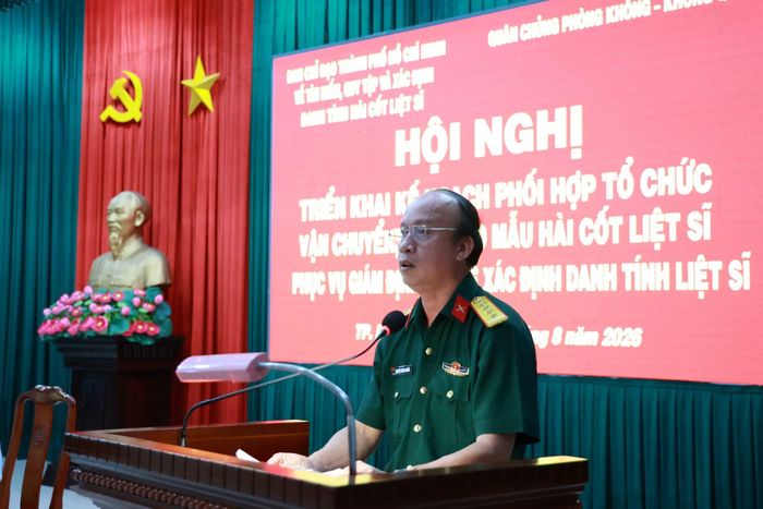 Đại tá Nguyễn Đình Chuẩn, Phó Chính ủy Bộ Tư lệnh TP Hồ Chí Minh phát biểu ý kiến.