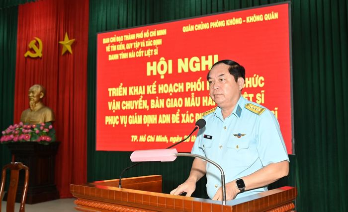 Đại tá Lê Đình Hợi, Chính ủy Sư đoàn Không quân 370 phát biểu.