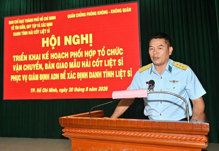 Thượng tá Phạm Đức Trung, Phó Lữ đoàn Trưởng Lữ đoàn Không quân 918, phát biểu.