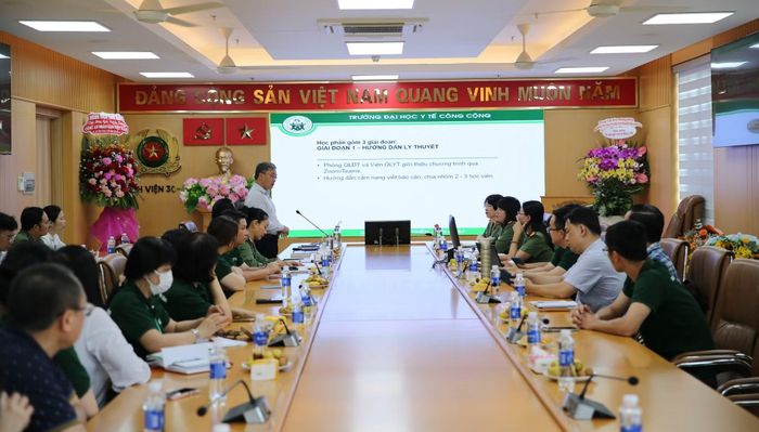 PGS.TS Lã Ngọc Quang - Giảng viên hướng dẫn đoàn Trường Đại học Y tế công cộng phát biểu tại buổi làm việc.