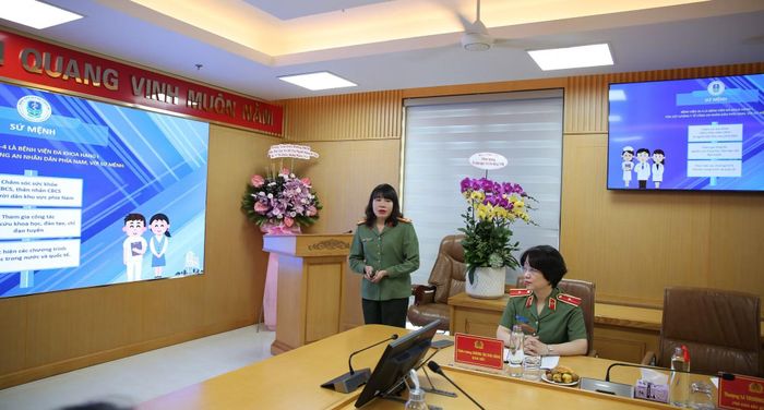 Thượng tá, TS. Trương Thị Huyền, Phó Giám đốc Bệnh viện 30-4, trình bày báo cáo các chuyên đề.