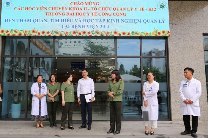 Cục trưởng Cục Khám, chữa bệnh - Bộ Y tế cùng lãnh đạo Bệnh viện 30-4 tham quan cơ sở vật chất của bệnh viện.