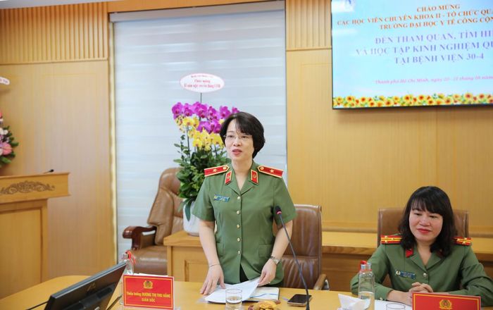 Thiếu tướng Dương Thị Thu Hằng, Giám đốc Bệnh viện 30-4, phát biểu tại buổi làm việc.