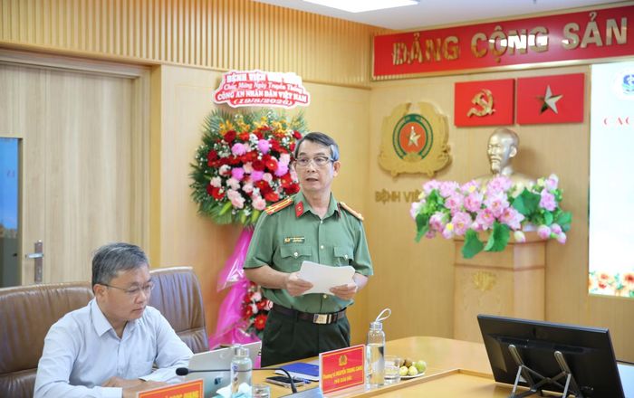 Thượng tá BSCKII Nguyễn Trung Cang, Phó Giám đốc Bệnh viện 30-4 phát biểu chào mừng và định hướng buổi kiến tập của học viên Trường Đại học Y tế công cộng.