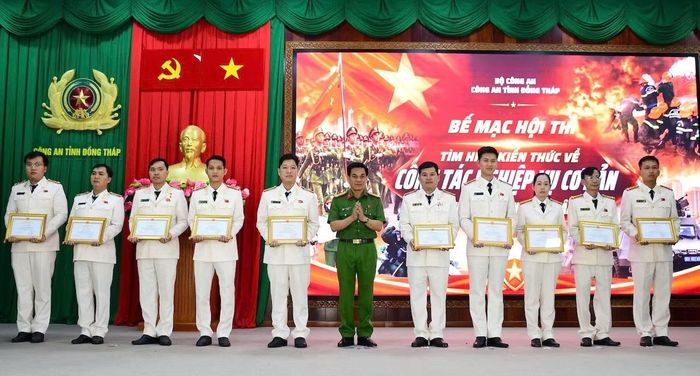 Đại tá Nguyễn Văn Thay, Phó Giám đốc Công an tỉnh Đồng Tháp tặng giấy khen cho các cá nhân đạt thành tích xuất sắc.