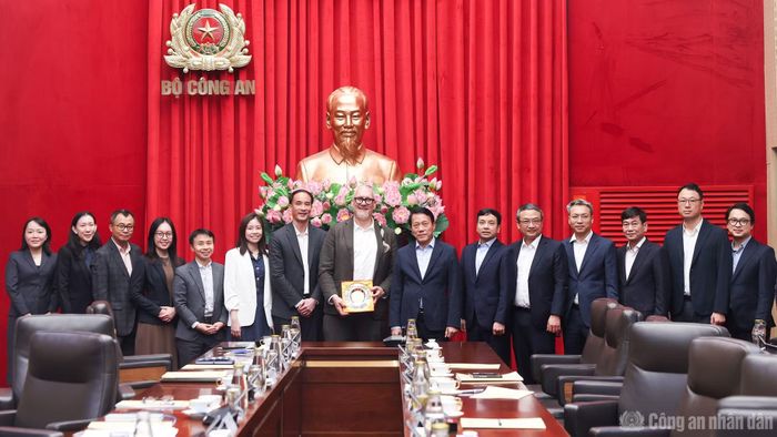 Bộ trưởng Lương Tam Quang và ngài Jared Ragland cùng các đại biểu.