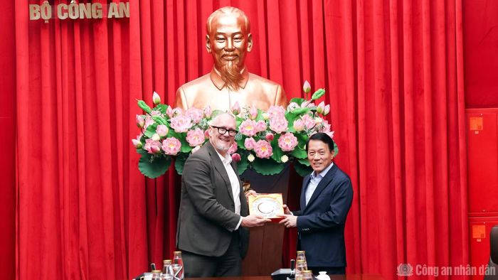 Bộ trưởng Lương Tam Quang tặng quà lưu niệm ngài Jared Ragland.