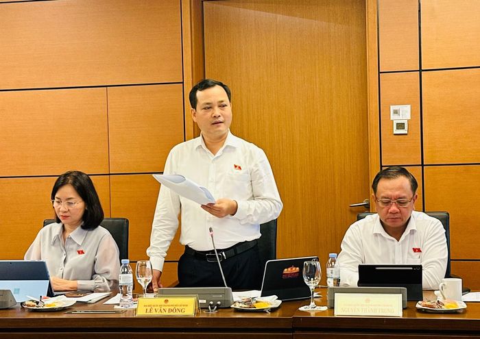 Đại biểu Lê Văn Đông phát biểu thảo luận.