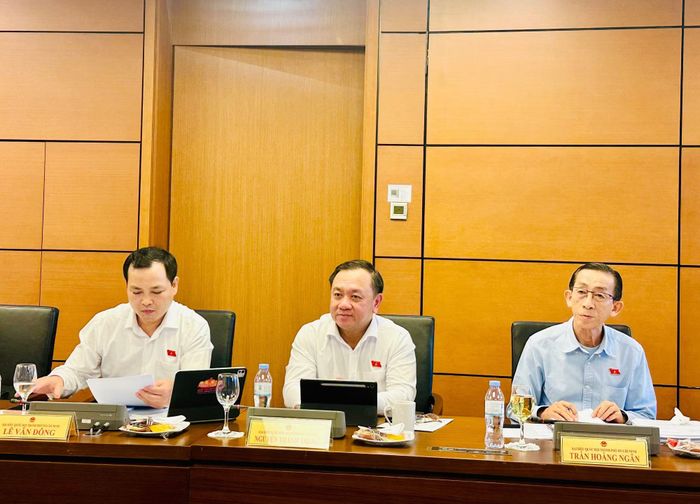 Các đại biểu của Tổ 2 tham gia thảo luận.