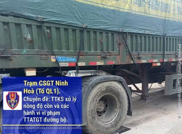 KIểm tra tải trọng các trục xe đầu kéo, CSGT phát hiện hàng hóa trên xe vượt tải trọng cho phép 19%.