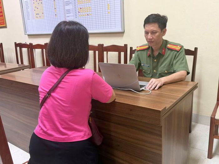 Công an tỉnh Phú Thọ làm việc với bà Đ.T.N sử dụng tài khoản Facebook cá nhân đăng tải hình ảnh được chỉnh sửa bằng AI liên quan đến vụ chùa Bầu.