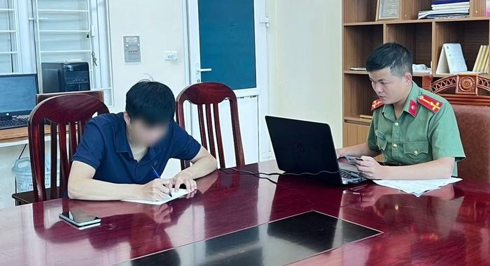 Công an phường Phúc Yên làm việc với trường hợp tương tác với mạng xã hội đăng tải nội dung xuyên tạc.