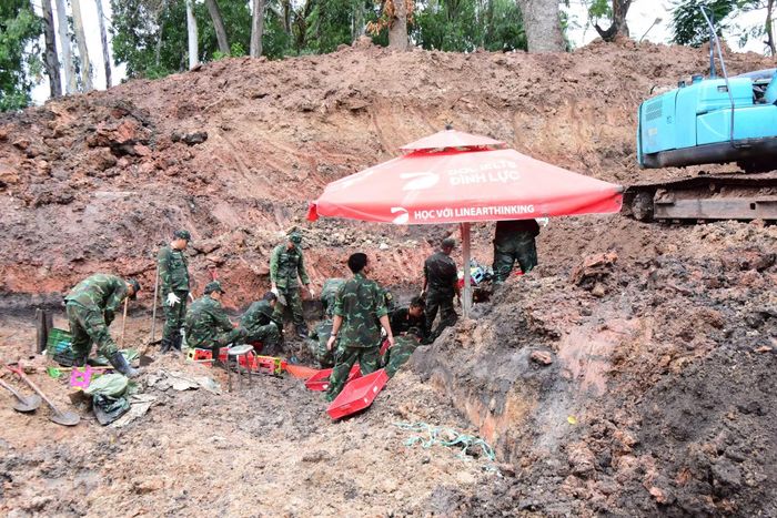 Lực lượng làm nhiệm vụ xử lý hơn 400m³ đất, tiếp tục mở rộng phạm vi tìm kiếm tại Khu B trong ngày 20/8.