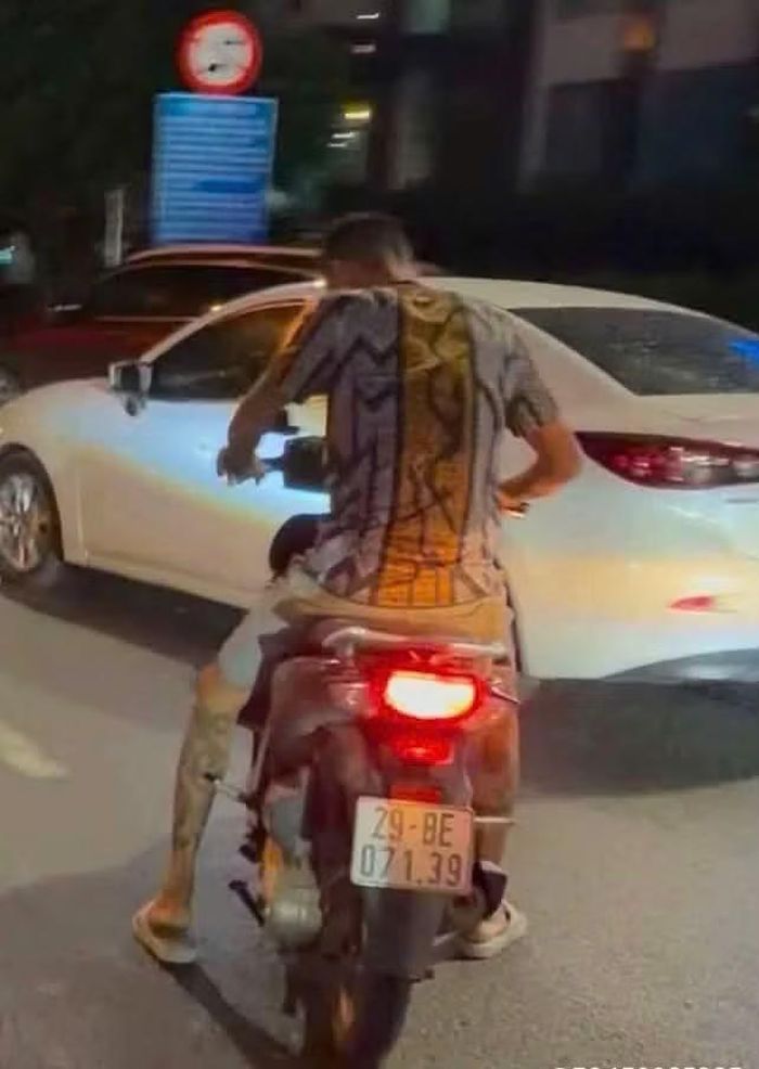 N.K.T điều khiển xe máy BKS 29-BE 071.39.