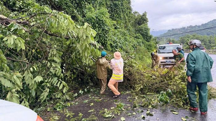 Lực lượng chức năng có mặt khẩn trương khắc phục hậu quả.