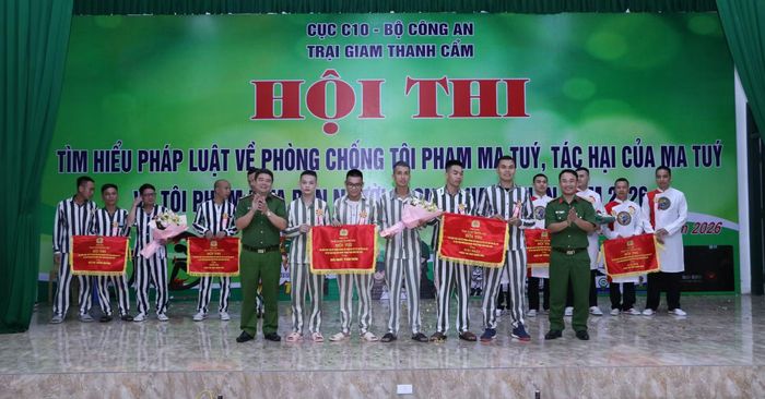 Ban tổ chức trao giải Nhất phần thi sân khấu cho đội Khu lao động, dạy nghề
