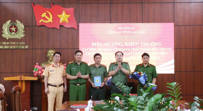 Thiếu tướng Bùi Quyết Toán tặng hoa chúc mừng các lực lượng tham gia đấu tranh, phá án.