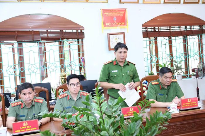 Đại diện lãnh đạo Phòng Cảnh sát điều tra tội phạm về ma túy báo cáo kết quả đấu tranh chuyên án.