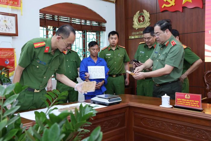 Thiếu tướng Bùi Quyết Toán cùng lực lượng chức năng kiểm tra tang vật thu giữ trong chuyên án.