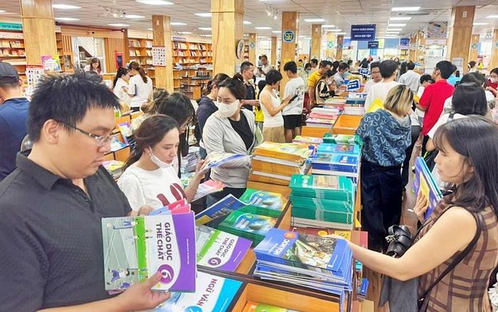 Cha mẹ học sinh mua sách giáo khoa tại Thành phố Hồ Chí Minh.