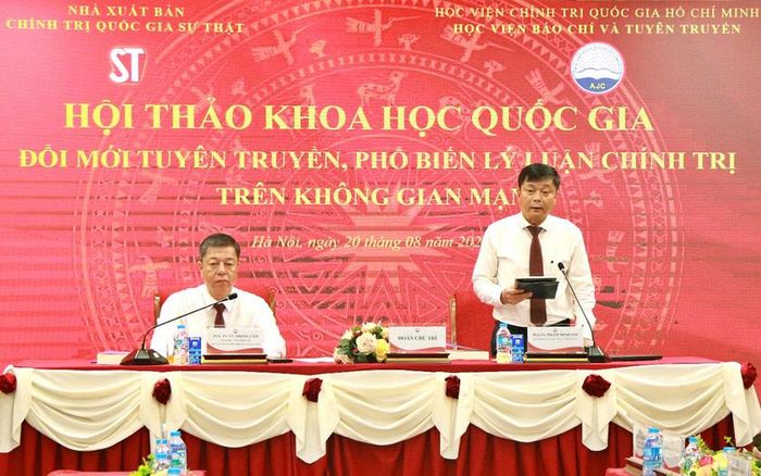 PGS.TS. Vũ Trọng Lâm, Ủy viên Ban Chấp hành Đảng bộ các cơ quan Đảng Trung ương, Bí thư Đảng ủy, Giám đốc - Tổng Biên tập Nhà xuất bản Chính trị quốc gia Sự thật và PGS.TS. Phạm Minh Sơn, Giám đốc Học viện Báo chí và Tuyên truyền chủ trì Hội thảo.