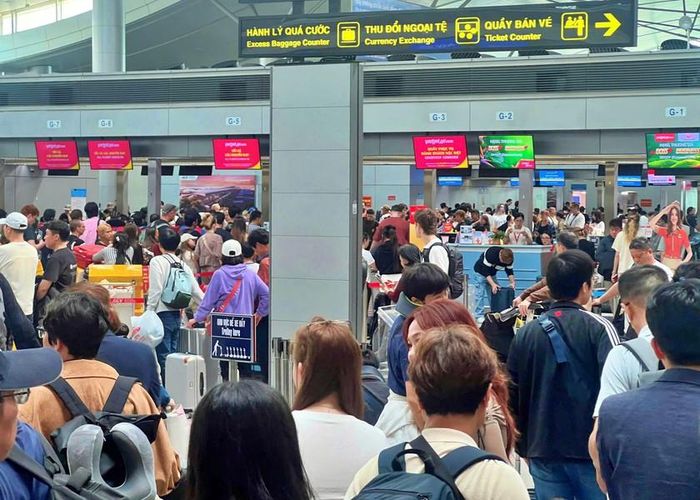 Sân bay quốc tế Tân Sơn Nhất luôn chật kín khách đi lại trong kỳ nghỉ lễ.