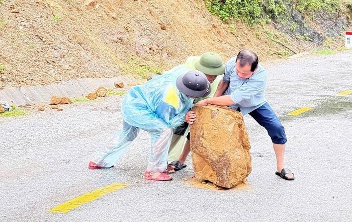 Nỗ lực đẩy khối đá lớn để thuận lợi cho giao thông đi lại.