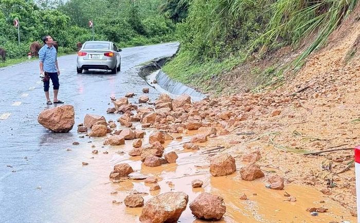 Đất đá sạt lở xuống đường ở các xã miền núi Nghệ An.