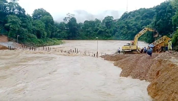 .... và không thể trụ nổi vì lưu lượng nước quá lớn đổ về. Ảnh: HQ