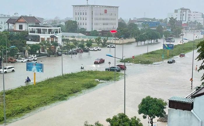 Tuyến đại lộ Vinh - Cửa Lò nước dâng cao.