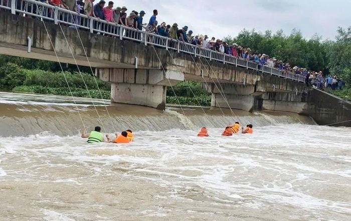 Các cán bộ chiến Công an xã, Ban chỉ huy quân sự xã Giai Lạc, Nghệ An kéo dây thừng tìm kiếm nạn nhân - Ảnh: KHANG HÒA