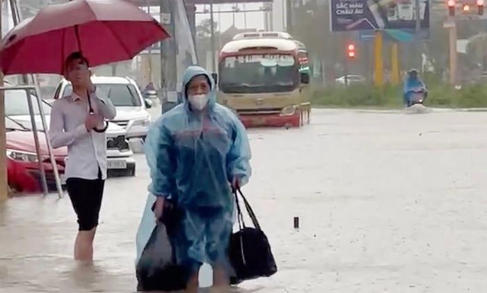 Một chiếc xe buýt bị chết máy ở đại lộ 72m.