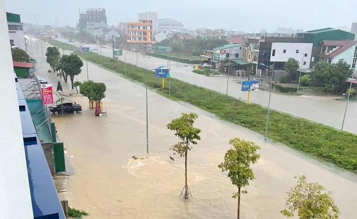 Mưa lớn đường đã như một dòng sông.