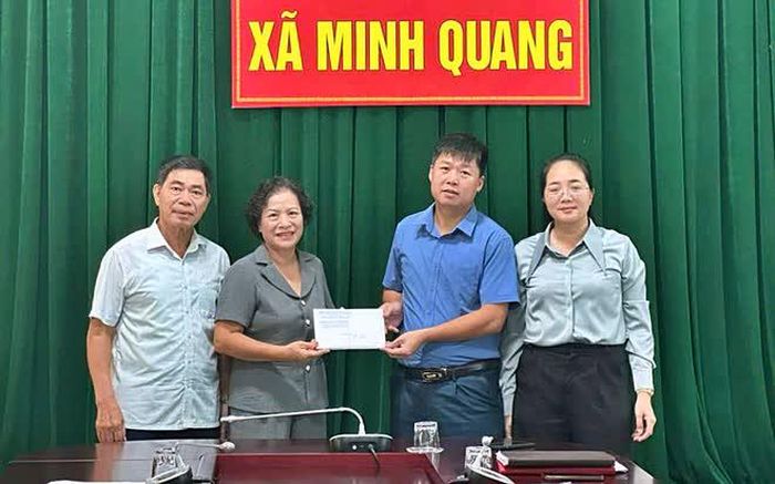 Chủ tịch Hội Khuyến học Tuyên Quang trao học bổng cho quỹ khuyến học các xã Bình An, Minh Quang.