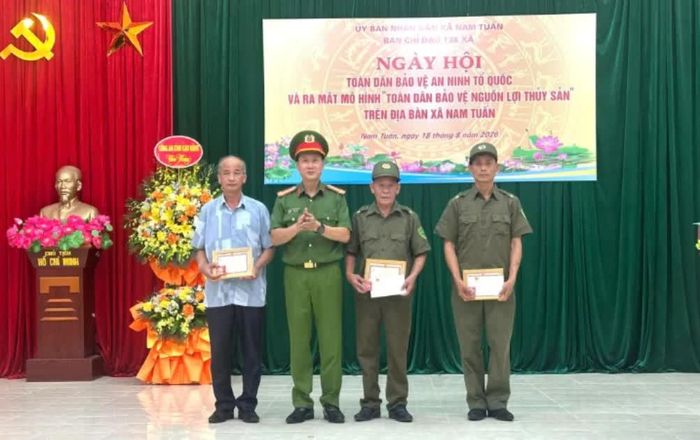 Đại tá Đoàn Hồng Hiệu, Phó Giám đốc Công an tỉnh trao Kỷ niệm chương Bảo vệ an ninh Tổ quốc cho các cá nhân.