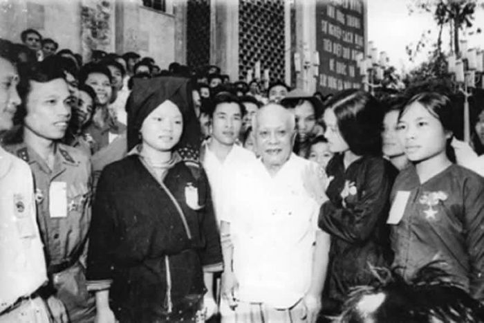 Chủ tịch Tôn Đức Thắng với các đại biểu tham dự Đại hội Ba sẵn sàng toàn miền Bắc. (Ảnh tư liệu)