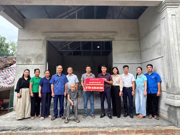 Lãnh đạo xã Hòa An trao kinh phí hỗ trợ cho gia đình ông Nguyễn Văn Chiểu, xóm Hồng Việt.