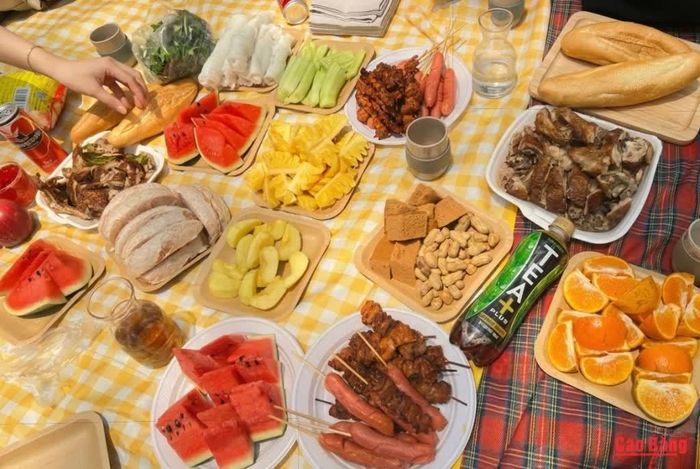 Những món ăn quen thuộc được chuẩn bị cho buổi picnic mang đến trải nghiệm gần gũi và thoải mái.