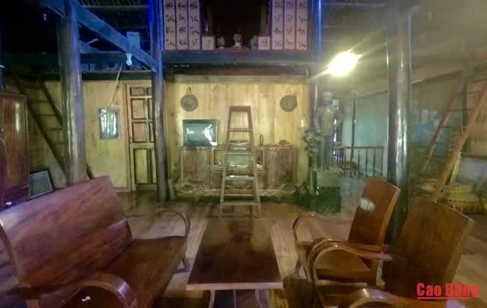 Gian giữa ngôi nhà là nơi tiếp khách và để bàn thờ.