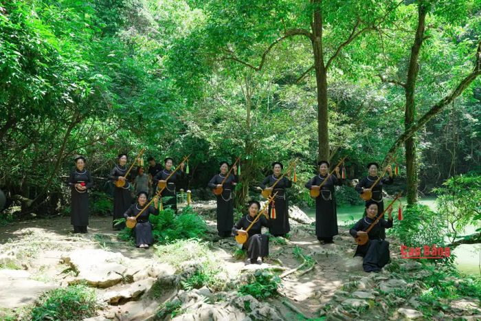 Câu lạc bộ Bảo tồn dân ca xã Trường Hà sáng tác thêm nhiều ca khúc mới mừng Cách mạng Tháng Tám thành công, ca ngợi Đảng, Bác Hồ và quê hương đổi mới. Những lời ca hôm nay tiếp nối mạch nguồn cách mạng từ Pác Bó.