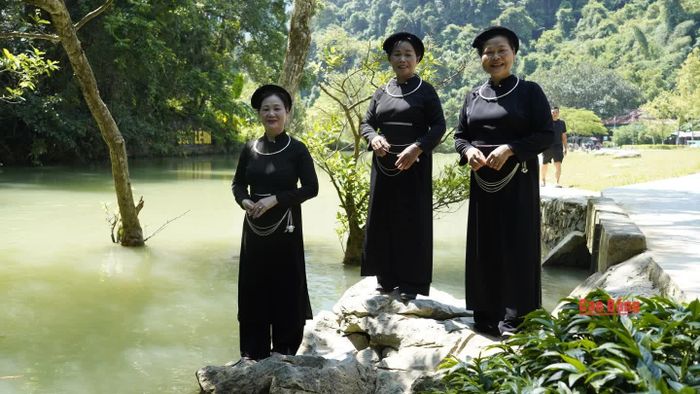 Bên dòng suối Lê-nin, những lời ca về Đảng, Bác Hồ vang lên giữa núi rừng Pác Bó, gửi gắm lòng biết ơn, niềm tự hào và tình cảm son sắt của đồng bào nơi cội nguồn cách mạng.
