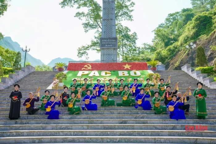Từ km 0 Pác Bó, những lời Then, tiếng đàn tính và các ca khúc mới vang lên mộc mạc, chân thành, kể về Bác, về cách mạng và quê hương; gửi gắm tình cảm, lòng biết ơn của đồng bào các dân tộc Cao Bằng.
