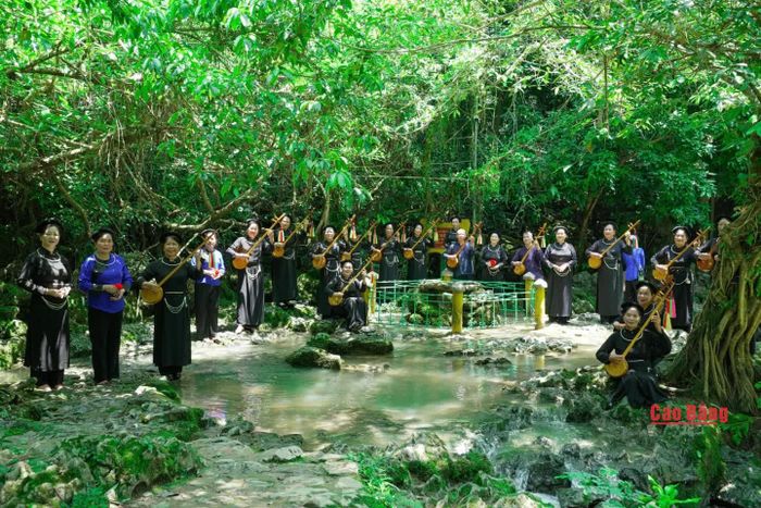 Tại đầu nguồn Pác Bó, bên bàn đá nơi Bác Hồ từng làm việc, những lời ca về Bác được các thành viên Câu lạc bộ Bảo tồn dân ca xã Trường Hà cất lên, gửi gắm lòng biết ơn và tình cảm kính yêu đối với Người.