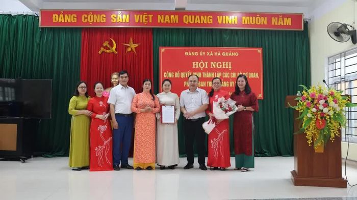 Lãnh đạo Đảng ủy xã Hà Quảng trao quyết định thành lập Chi bộ các cơ quan Đảng.
