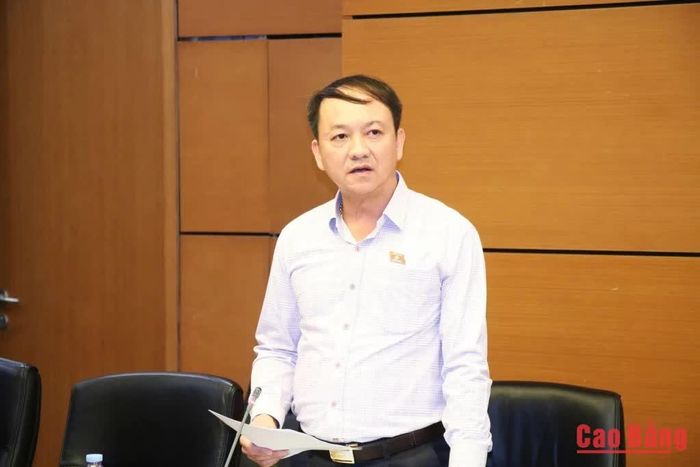 Đại biểu Sầm Minh Hồ, Phó Giám đốc Công an tỉnh phát biểu thảo luận tại tổ.