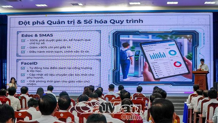 Ông Ngô Thanh Vũ, Hiệu trưởng Trường THPT Cái Nước (xã Cái Nước) trình bày tham luận về ứng dụng công nghệ, chuyển đổi số trong quản trị và hoạt động giáo dục tại Hội nghị tổng kết năm học 2025-2026 của ngành giáo dục. Ảnh: TRÚC LINH.